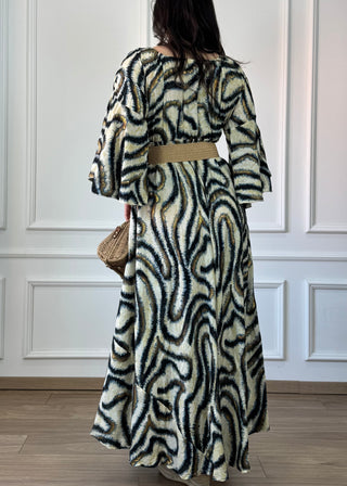 Gumis derekú, vállra húzható ruha