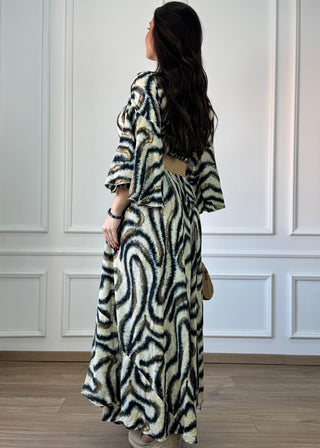 Gumis derekú, vállra húzható ruha