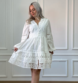 Kurzes Kleid aus Spitze mit Knöpfen – Weiß