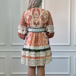 Kurzes Spitzenkleid mit Knöpfen - Bunt