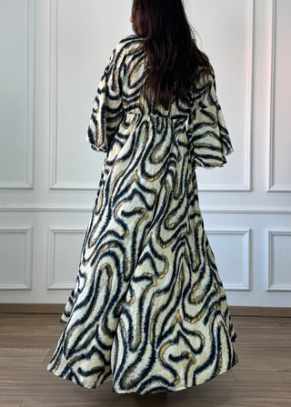 Gumis derekú, vállra húzható ruha