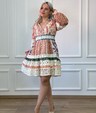 Kurzes Spitzenkleid mit Knöpfen - Bunt