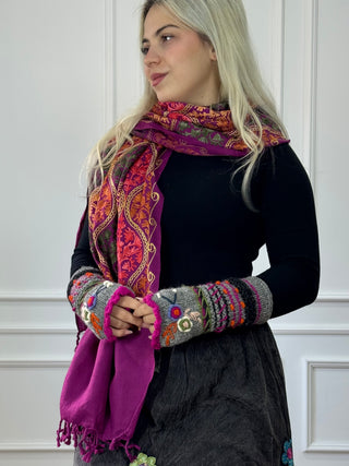 Stola cu model brodat de viță de vie