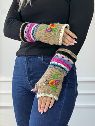 Mânuși din lână lucrate manual