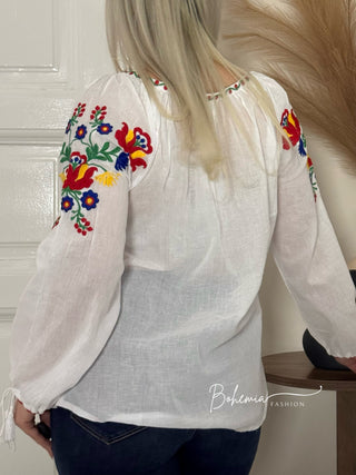 Bluza brodată cu model floral