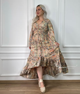 Glockenärmeliges Kleid mit betonter Taille