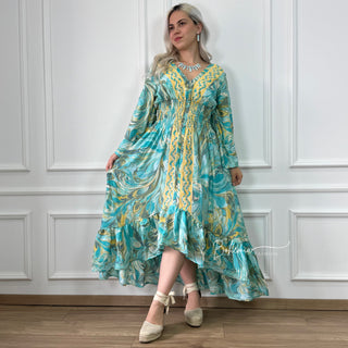 Glockenärmeliges Kleid mit betonter Taille