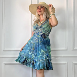 Kleid mit breiten Trägern und gerüschtem Saum