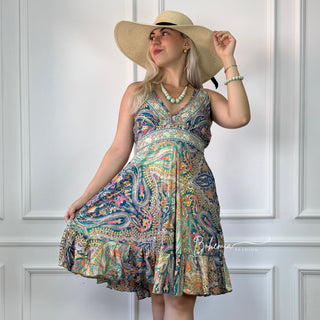 Kleid mit breiten Trägern und gerüschtem Saum