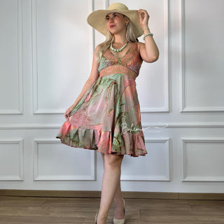 Kleid mit breiten Trägern und gerüschtem Saum