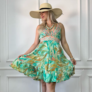 Kleid mit breiten Trägern und gerüschtem Saum