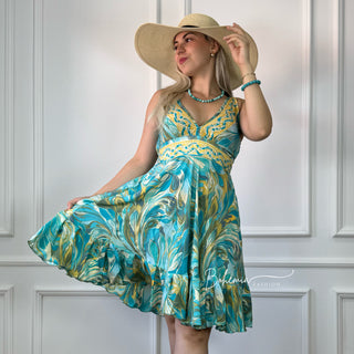 Kleid mit breiten Trägern und gerüschtem Saum