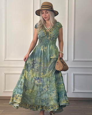 Rochie cu talie încrețită și poale cu volane