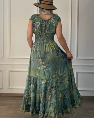 Rochie cu talie încrețită și poale cu volane