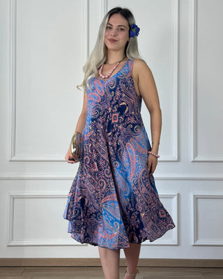 Kurzes Kleid mit breiten Trägern