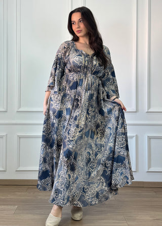 Gumis derekú, vállra húzható ruha