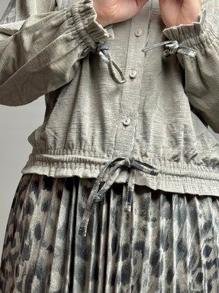 Set aus Strickjacke und Rock mit Knöpfen