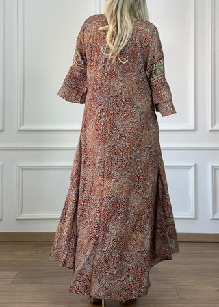 Rochie cu mâneci evazate în formă de A