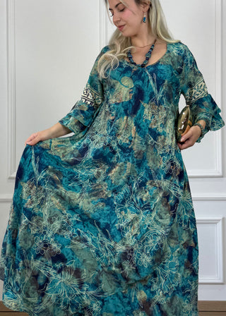 Rochie cu mâneci evazate în formă de A