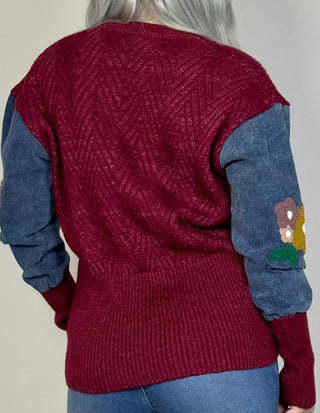 Burgunderfarbener Pullover mit bestickten Jeansärmeln
