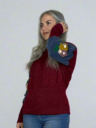 Burgunderfarbener Pullover mit bestickten Jeansärmeln