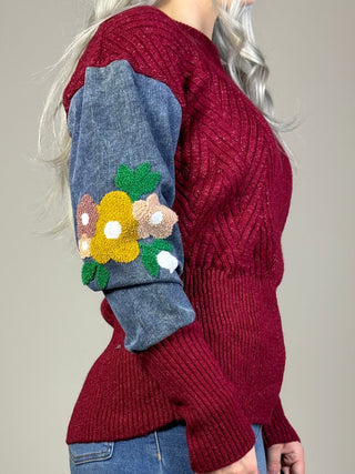 Burgunderfarbener Pullover mit bestickten Jeansärmeln