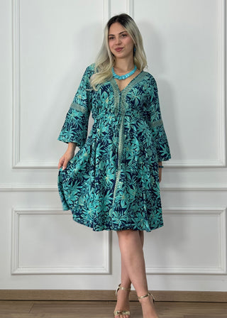 Rochie scurtă cu șnur de strângere în talie