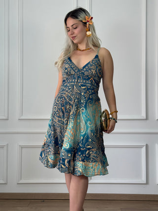 Kurzes Kleid mit Schleife