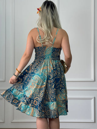 Kurzes Kleid mit Schleife