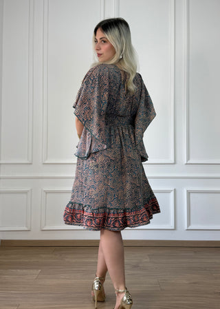 Rövid ruha fűzős mellrésszel