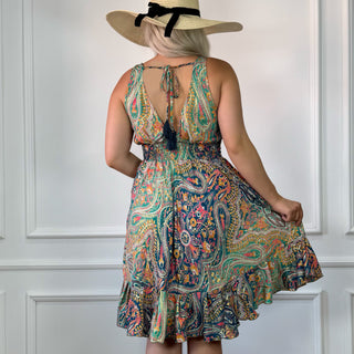 Kleid mit breiten Trägern und gerüschtem Saum