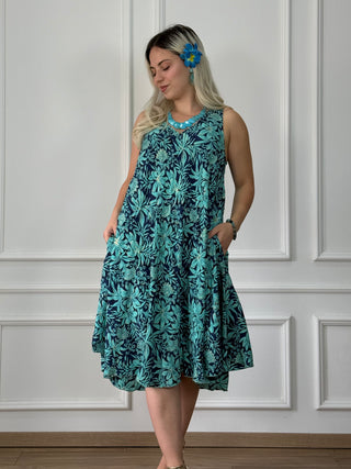 Kurzes Kleid mit breiten Trägern