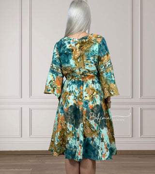 Kurzes Kleid mit Kordelzug in der Taille